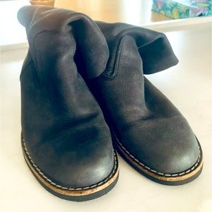 Womens roots leather boots brand new never worn. Size 7.